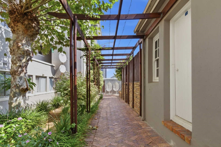 1 Bedroom Property for Sale in Sea Point Western Cape
